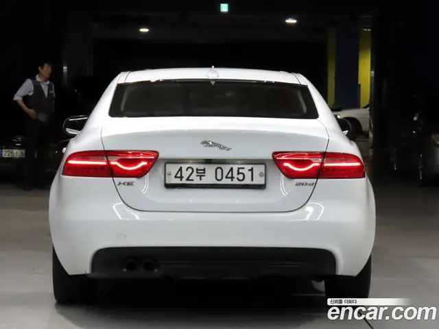 Jaguar XE 2015 2.0 автомат (гидро), миниатюра 3