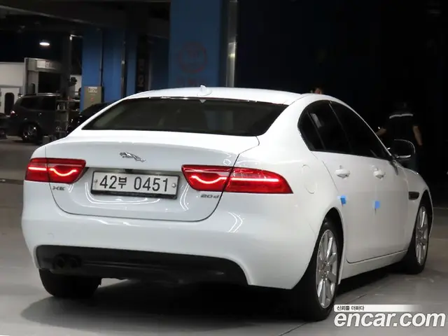 Jaguar XE 2015 2.0 автомат (гидро), миниатюра 4