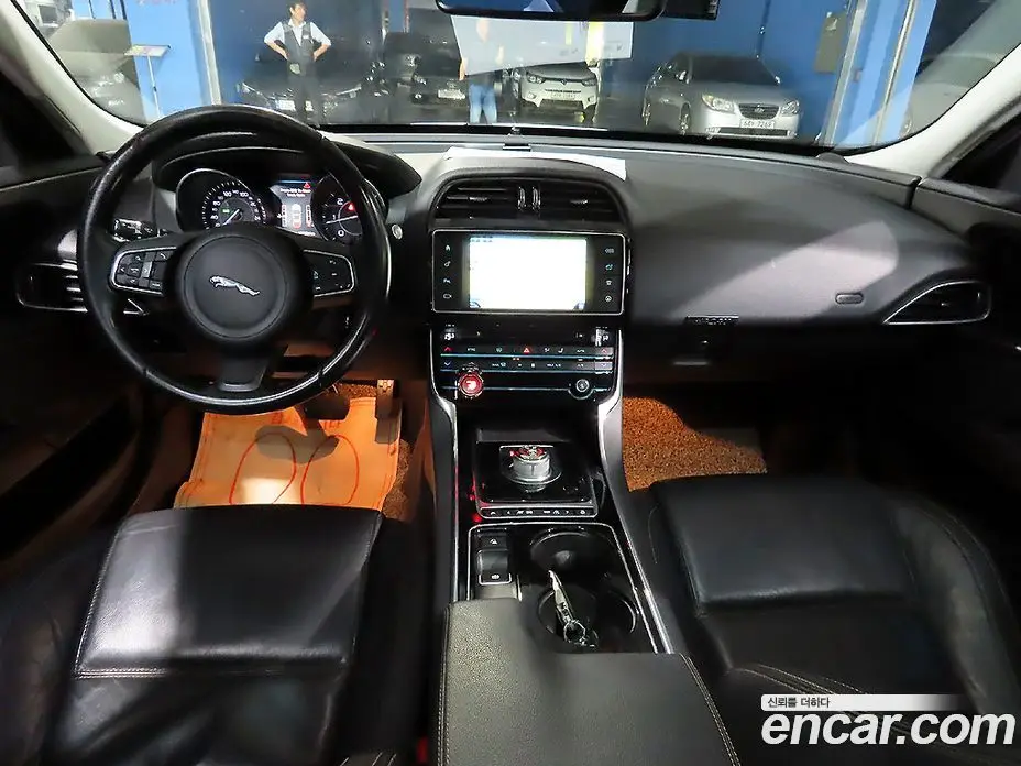 Jaguar XE 2015 2.0 автомат (гидро), фото 5