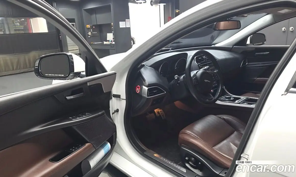 Jaguar XE 2017 2.0 автомат (гидро), фото 13