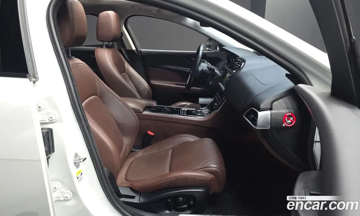 Jaguar XE 2017 2.0 автомат (гидро), фото 16