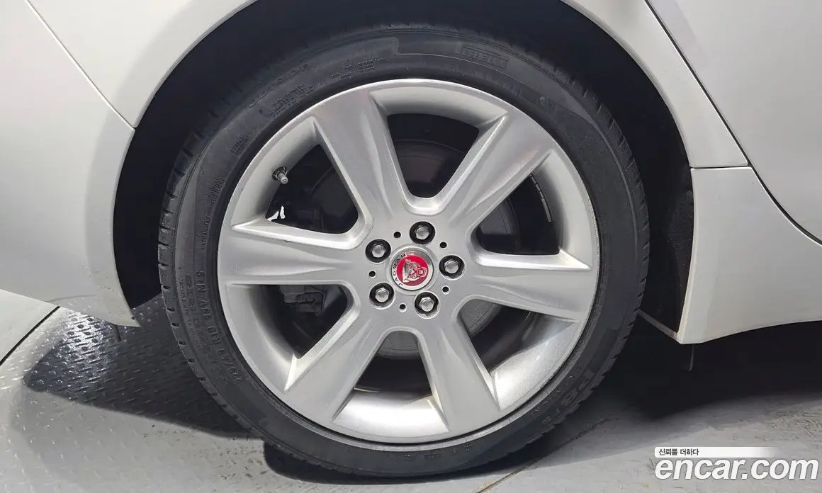 Jaguar XE 2017 2.0 автомат (гидро), фото 5