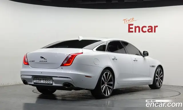 Jaguar XJ 2019 3.0 автомат (гидро), миниатюра 2