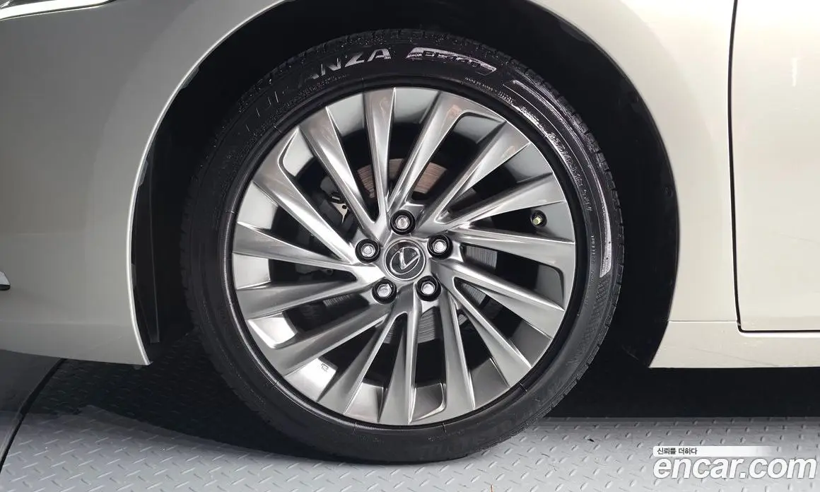 Lexus ES 2018 2.5 автомат (гидро), фото 5