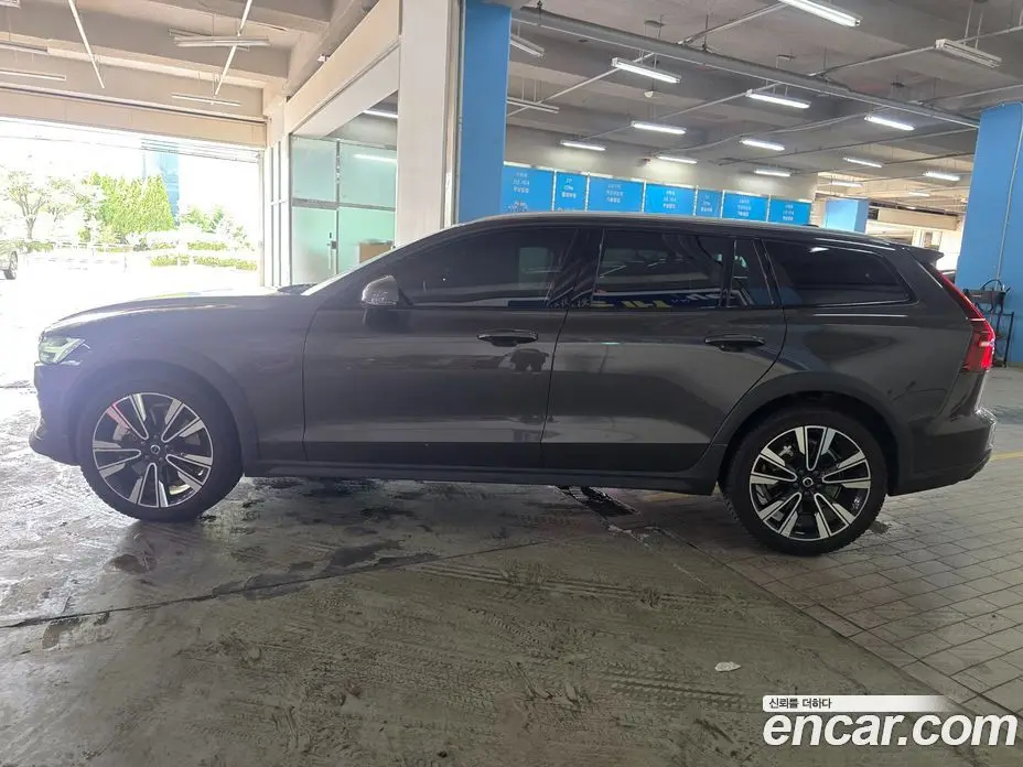 Volvo V60 2024 2.0 автомат (гидро), фото 5