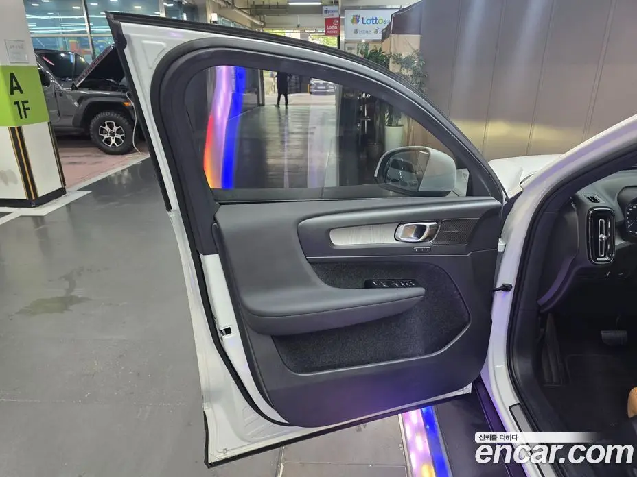 Volvo XC40 2022 2.0 автомат (гидро), фото 18