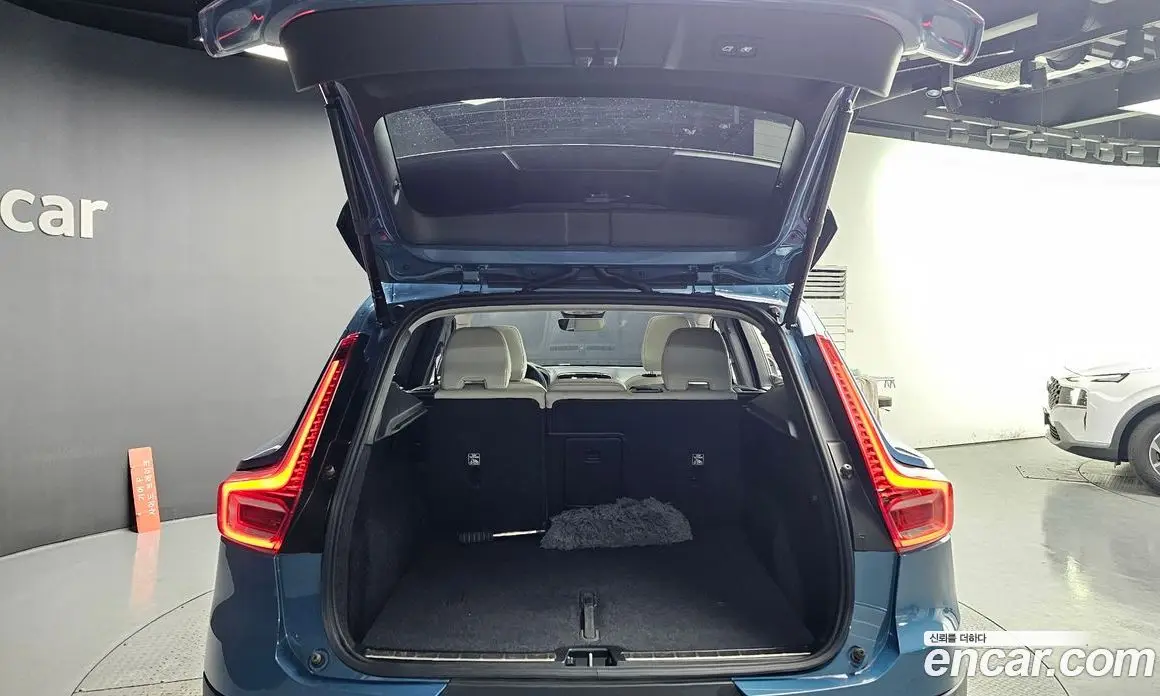 Volvo XC40 2024 2.0 автомат (гидро), фото 20
