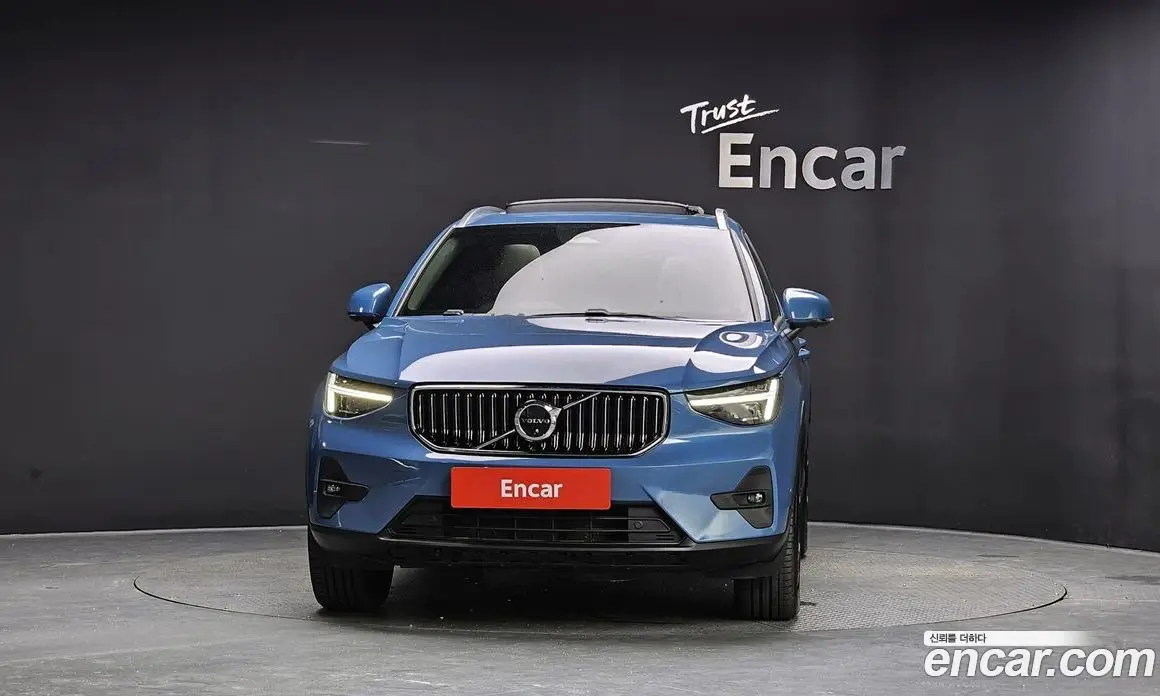 Volvo XC40 2024 2.0 автомат (гидро), фото 3
