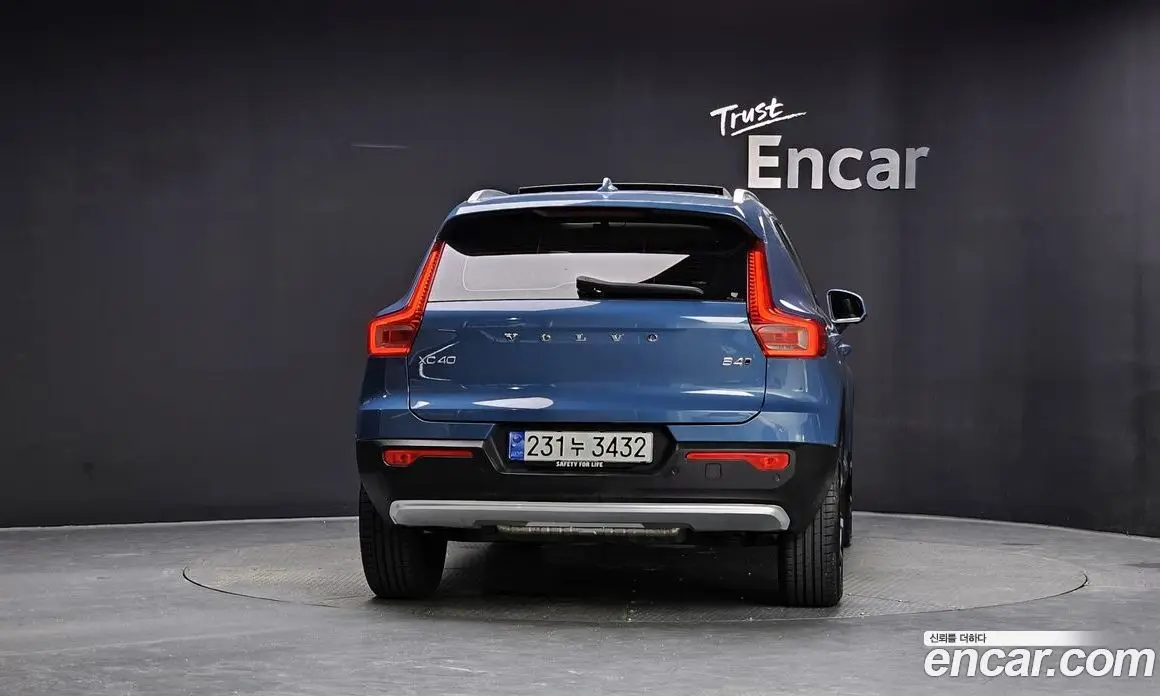 Volvo XC40 2024 2.0 автомат (гидро), фото 4
