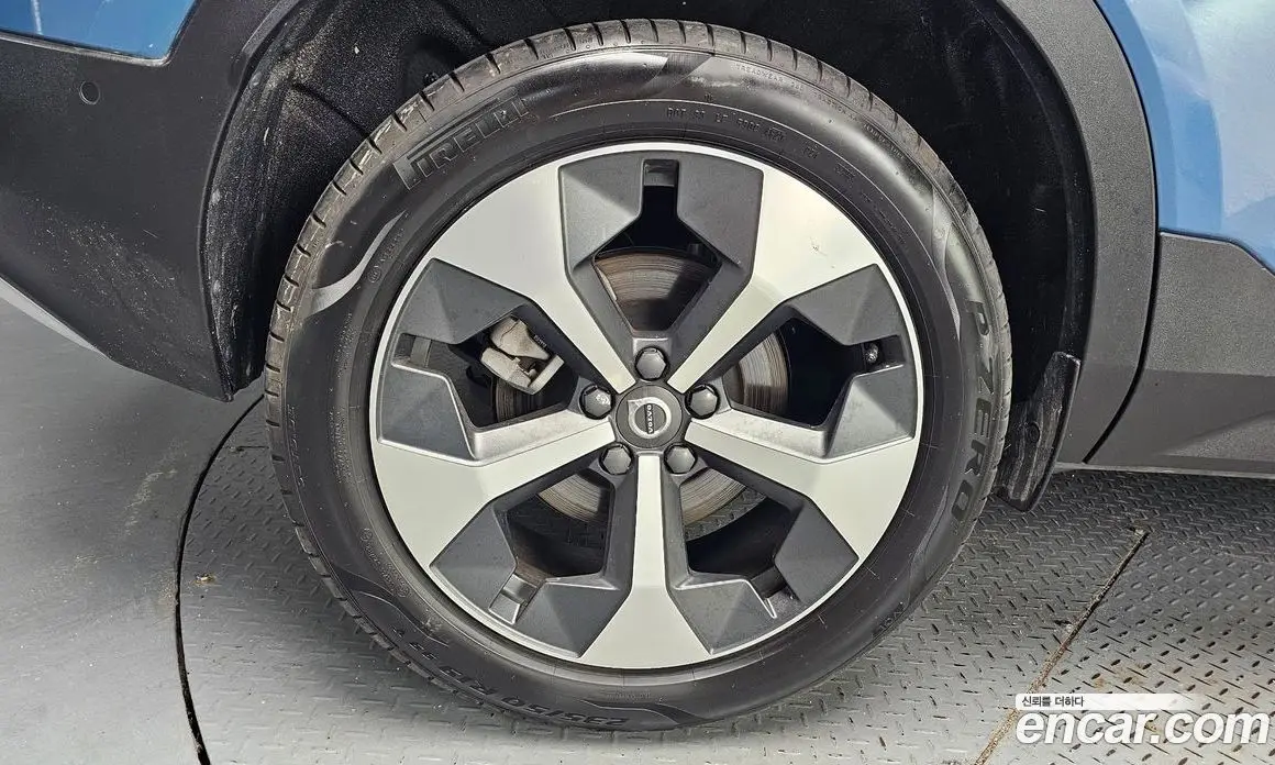 Volvo XC40 2024 2.0 автомат (гидро), фото 5