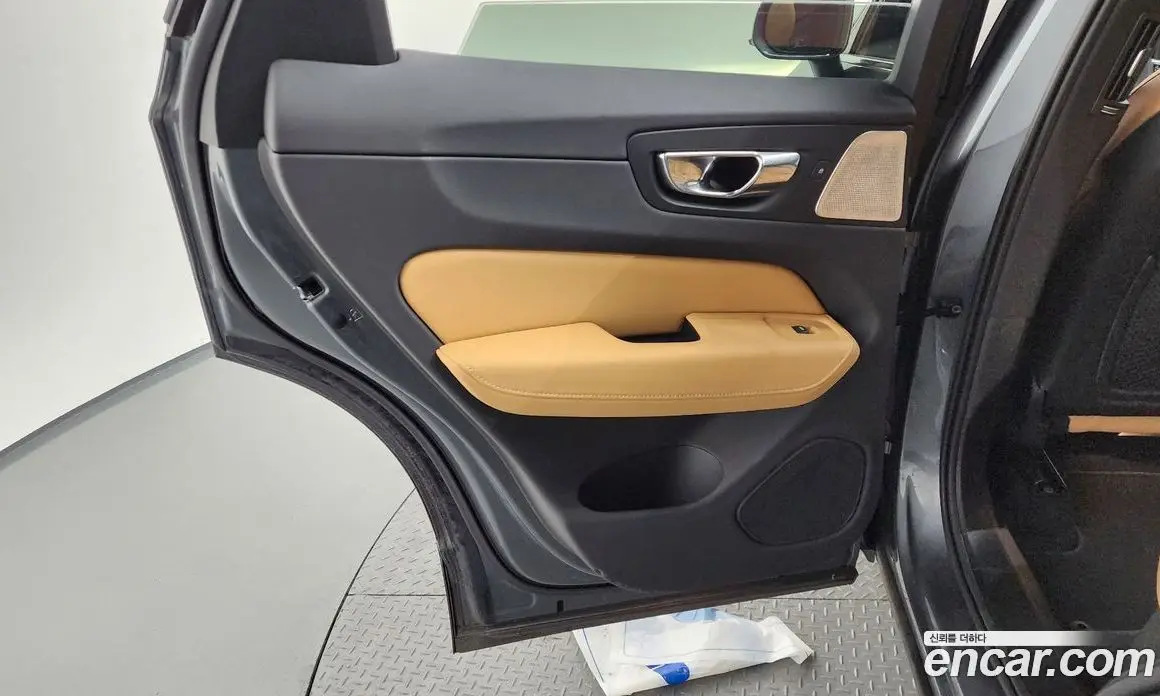 Volvo XC60 2018 2.0 автомат (гидро), фото 15