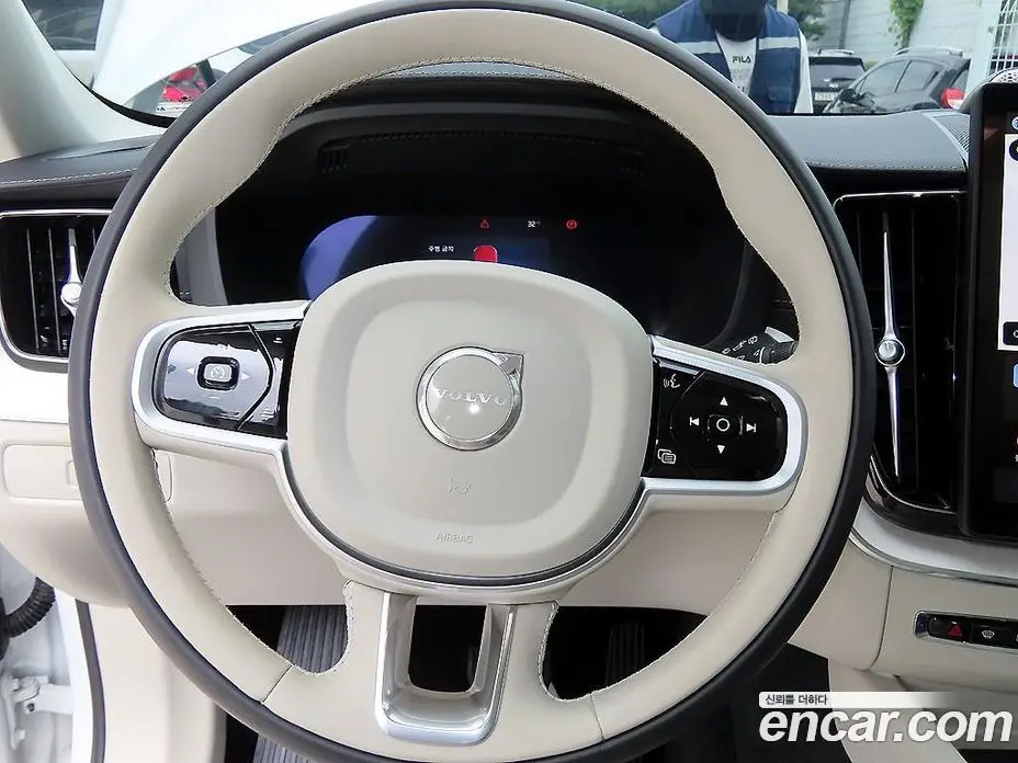 Volvo XC60 2025 2.0 автомат (гидро), фото 8