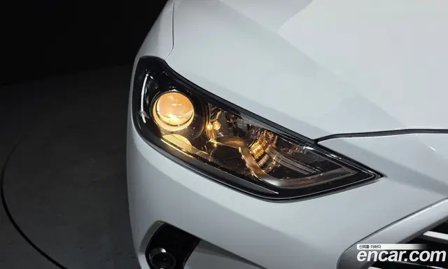 Hyundai Avante 2017 1.6 автомат (гидро), миниатюра 8