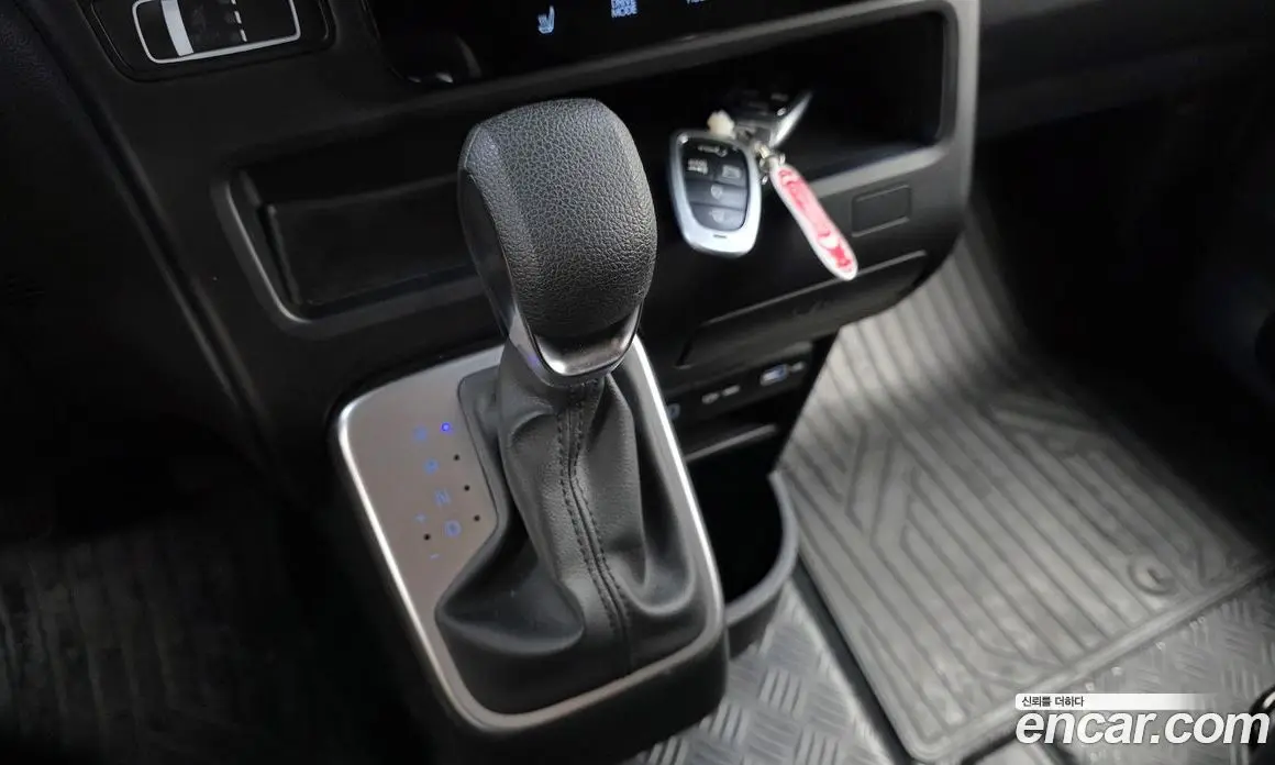 Hyundai Staria 2023 2.2 автомат (гидро), фото 9