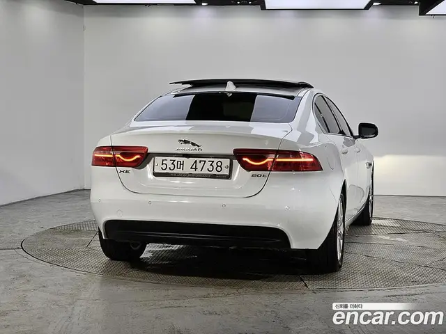 Jaguar XE 2016 2.0 автомат (гидро), миниатюра 3