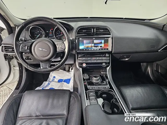 Jaguar XE 2016 2.0 автомат (гидро), миниатюра 5
