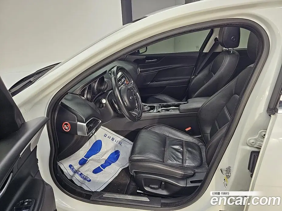 Jaguar XE 2016 2.0 автомат (гидро), фото 7