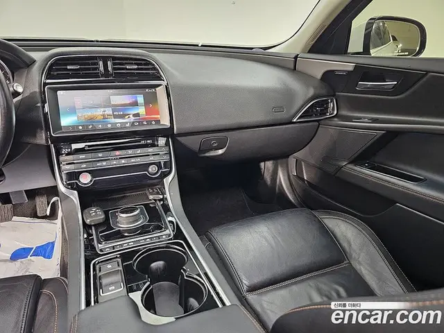 Jaguar XE 2016 2.0 автомат (гидро), миниатюра 9