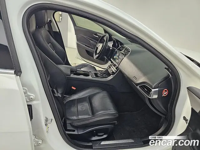 Jaguar XE 2016 2.0 автомат (гидро), миниатюра 10