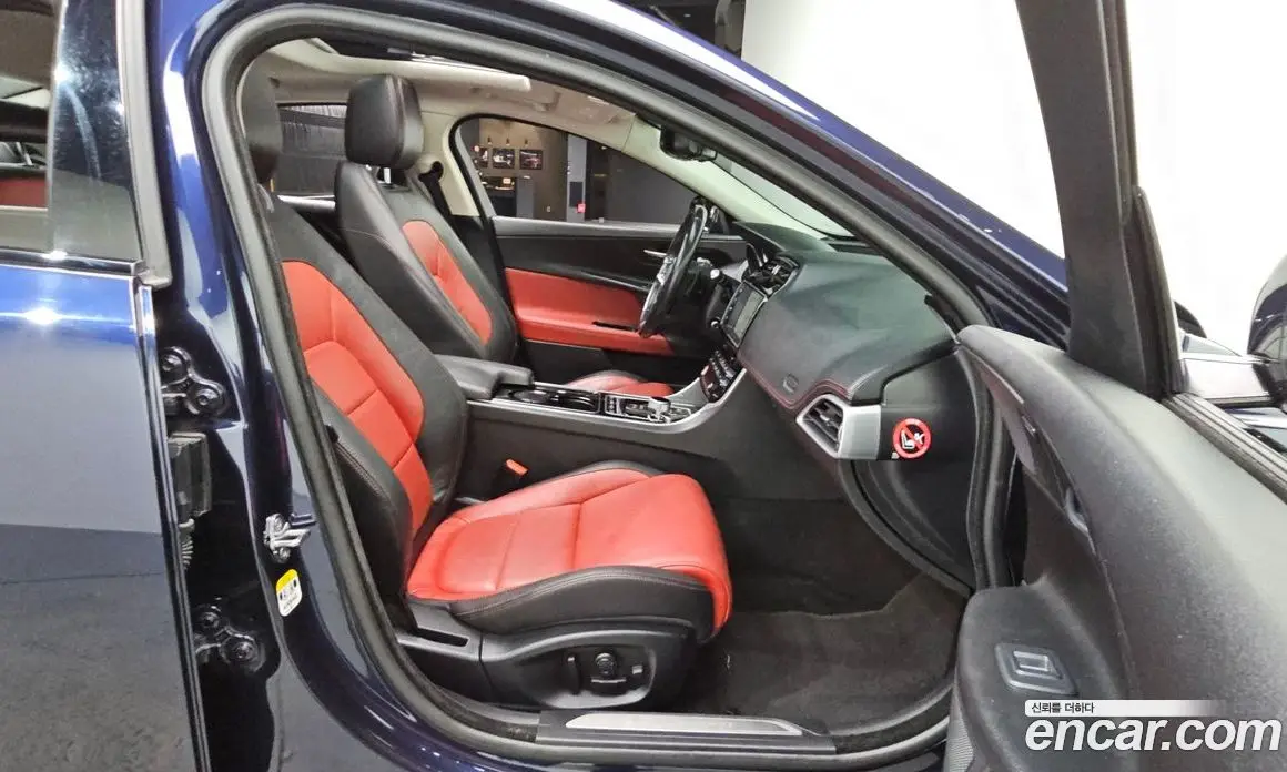 Jaguar XE 2016 2.0 автомат (гидро), фото 12