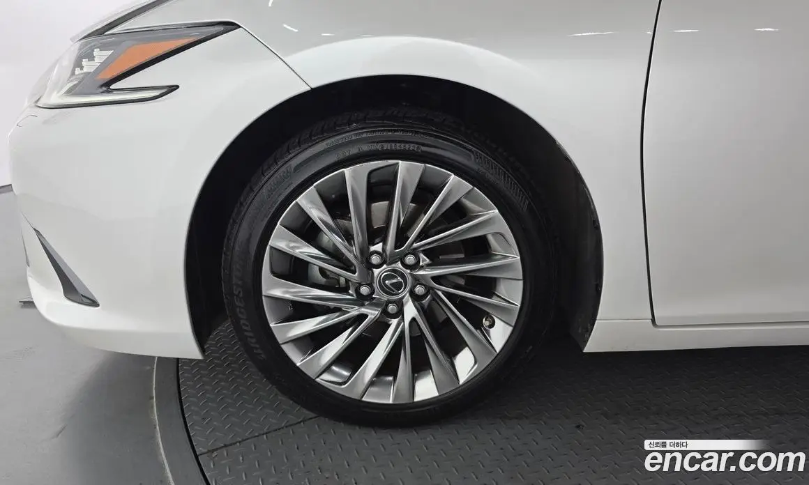 Lexus ES 2024 2.5 автомат (гидро), фото 5