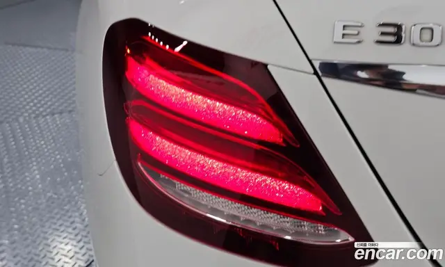 Mercedes-Benz E-Class 2018 2.0 автомат (гидро), миниатюра 9