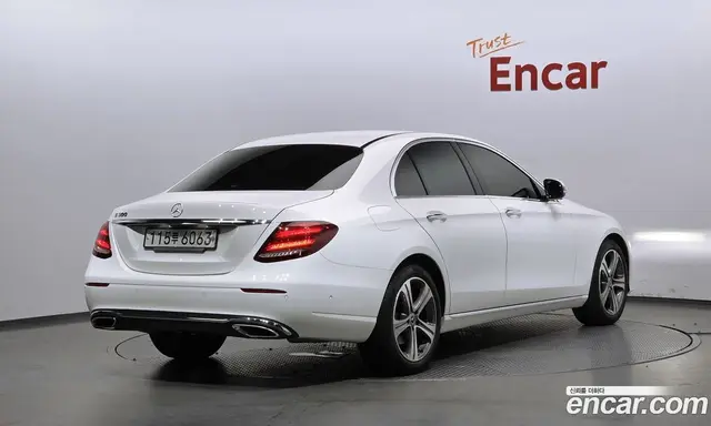 Mercedes-Benz E-Class 2020 2.0 автомат (гидро), миниатюра 2