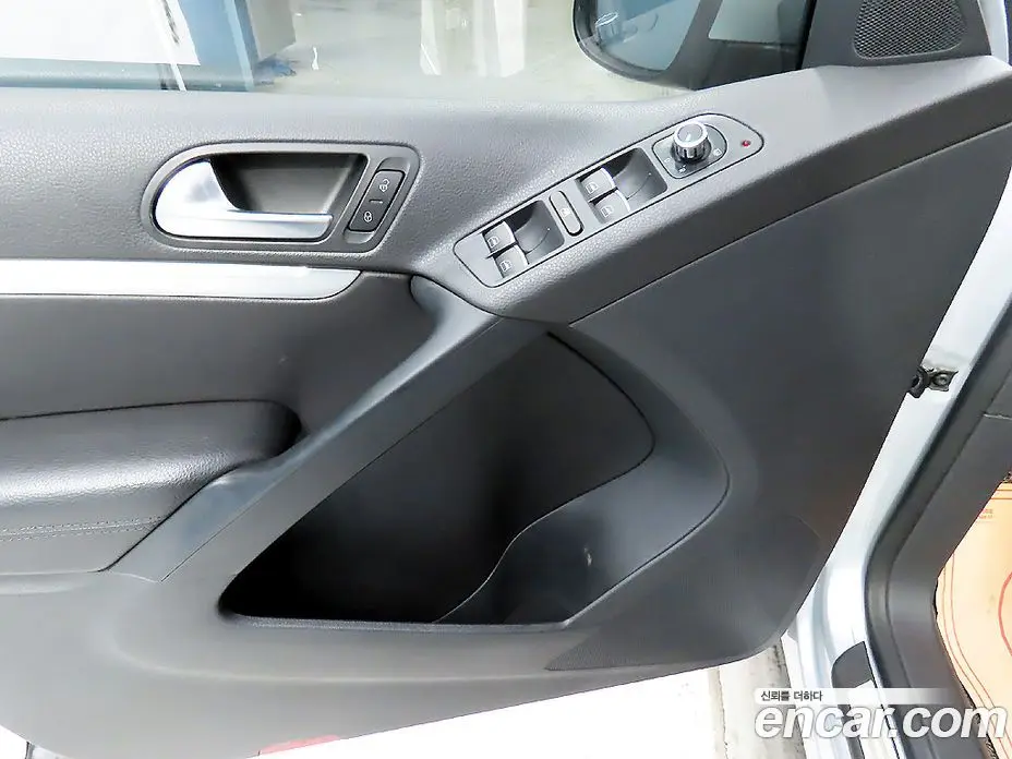 Volkswagen Tiguan 2012 2.0 автомат (гидро), фото 14