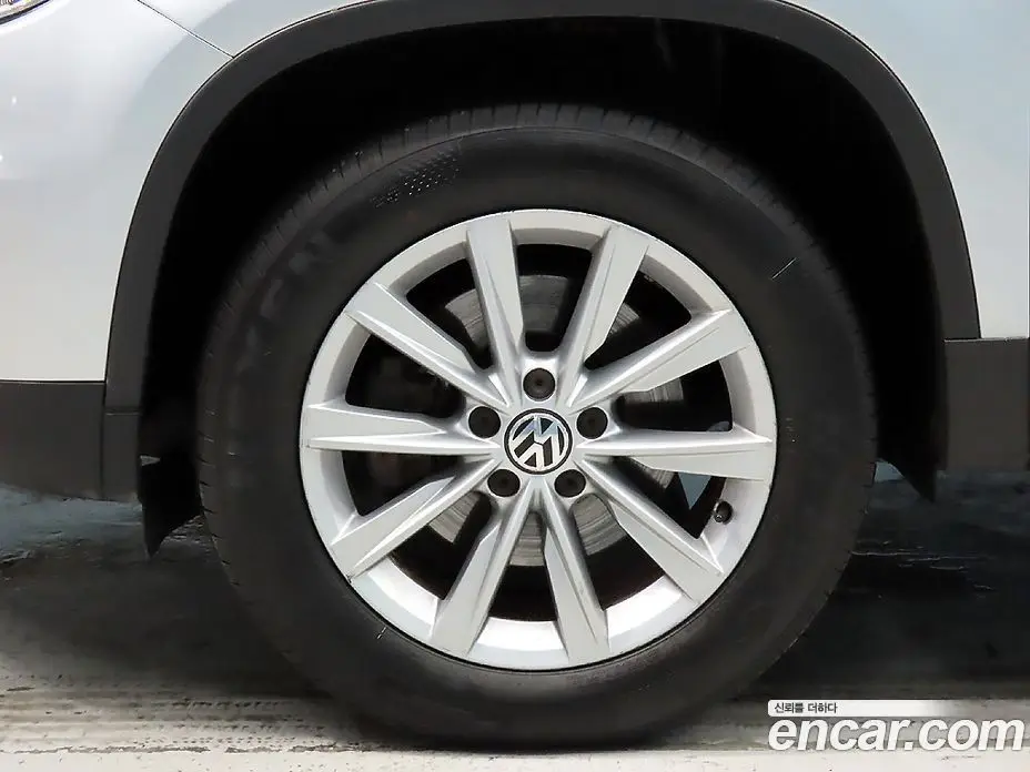 Volkswagen Tiguan 2012 2.0 автомат (гидро), фото 19