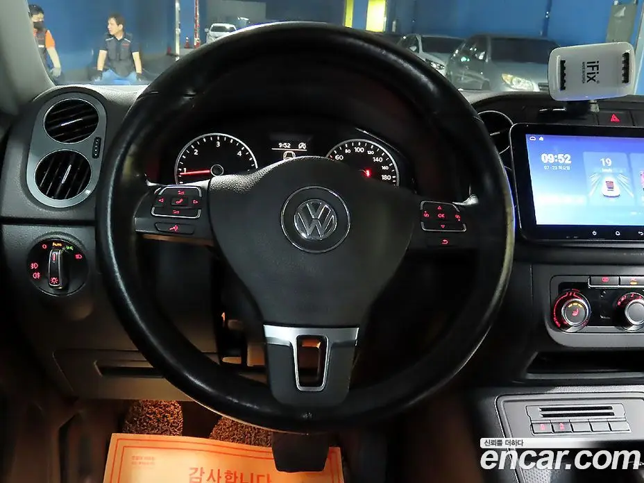 Volkswagen Tiguan 2012 2.0 автомат (гидро), фото 10