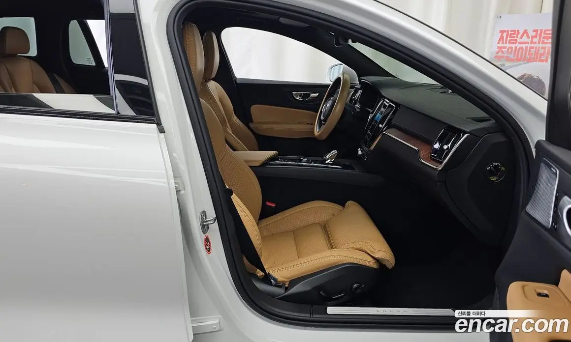 Volvo V60 2023 2.0 автомат (гидро), фото 17