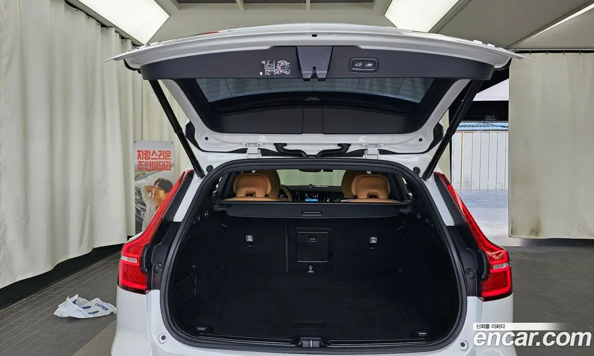 Volvo V60 2023 2.0 автомат (гидро), фото 26