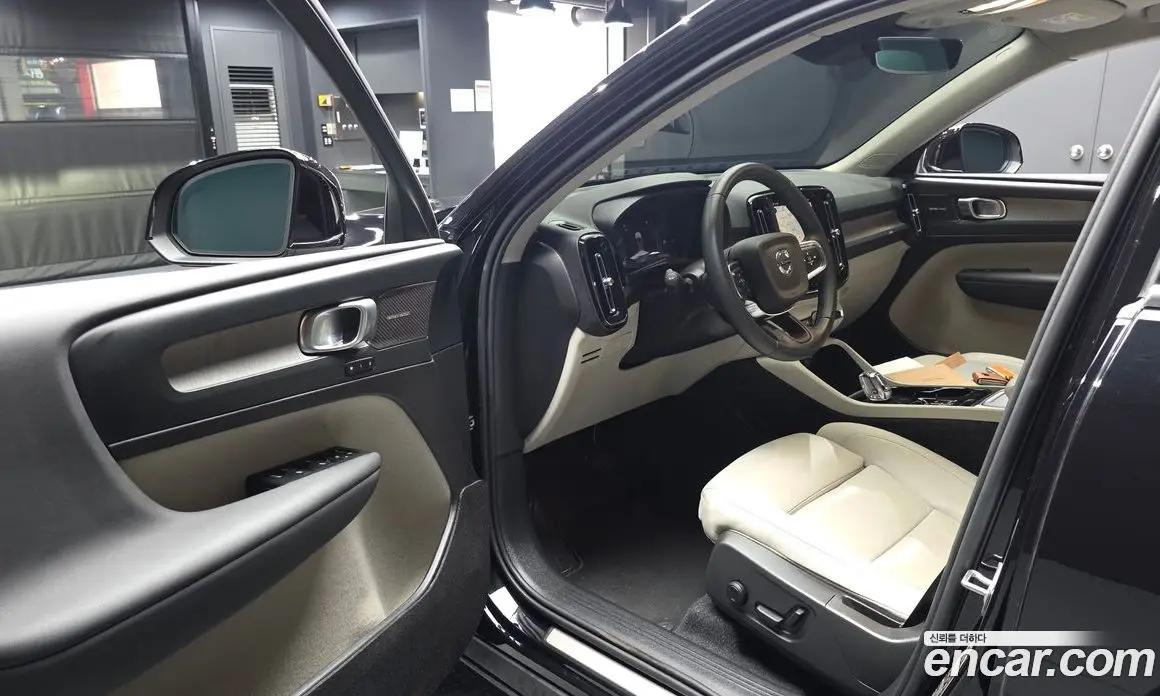 Volvo XC40 2025 2.0 автомат (гидро), фото 13