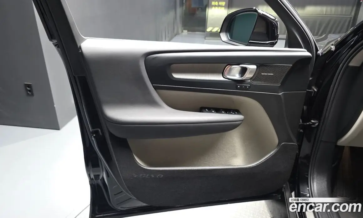 Volvo XC40 2025 2.0 автомат (гидро), фото 14