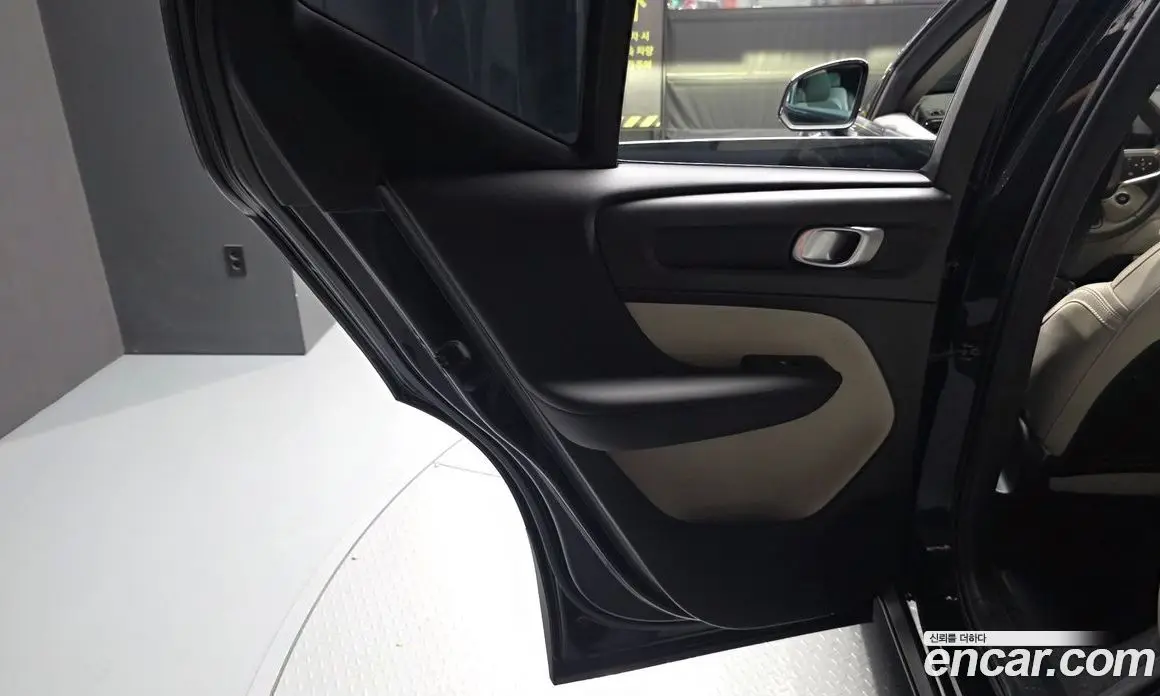 Volvo XC40 2025 2.0 автомат (гидро), фото 15