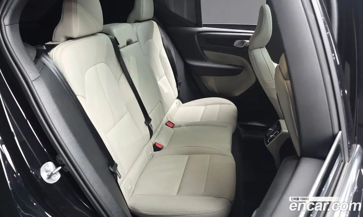 Volvo XC40 2025 2.0 автомат (гидро), фото 17