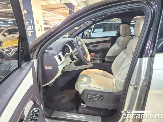 Bentley Bentayga 2023 4.0 автомат (гидро), миниатюра 12