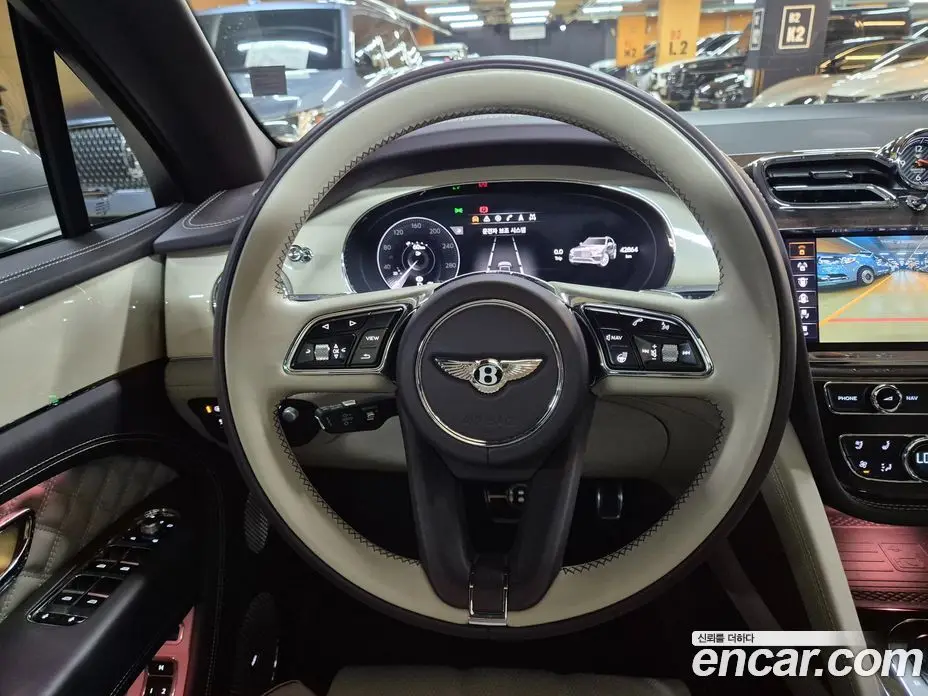 Bentley Bentayga 2023 4.0 автомат (гидро), фото 7