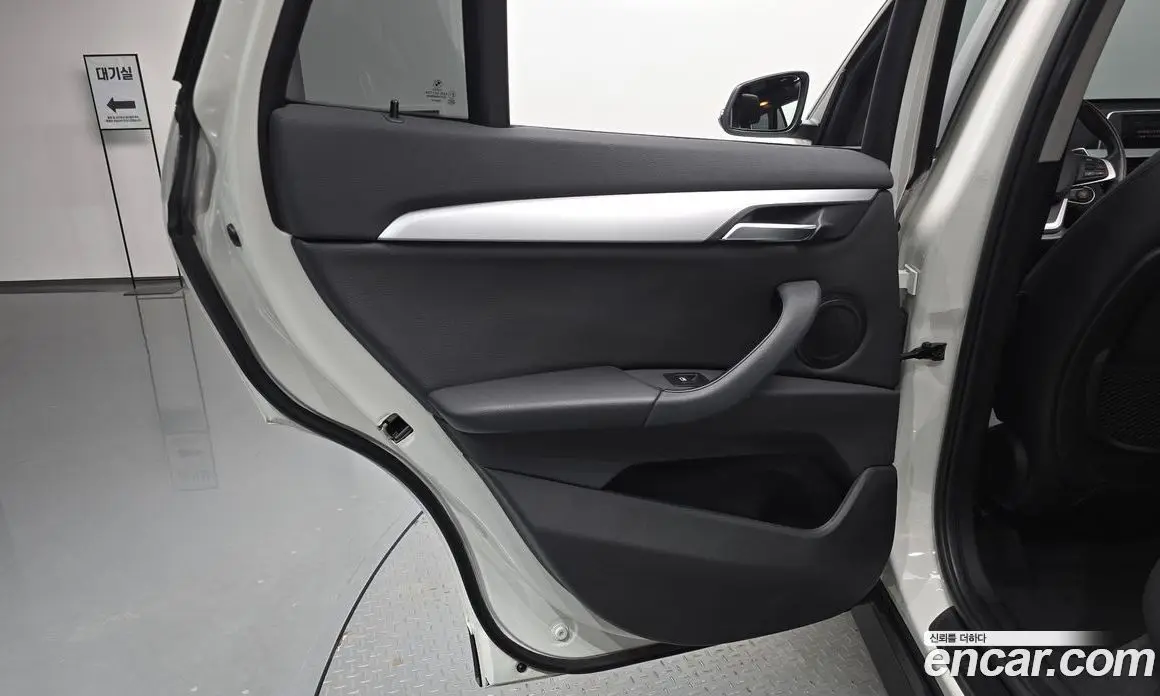 BMW X1 2018 2.0 автомат (гидро), фото 14
