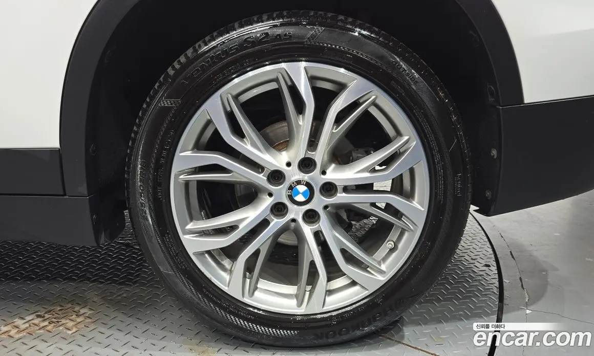 BMW X1 2018 2.0 автомат (гидро), фото 6