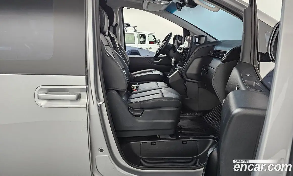 Hyundai Staria 2023 3.5 автомат (гидро), фото 11