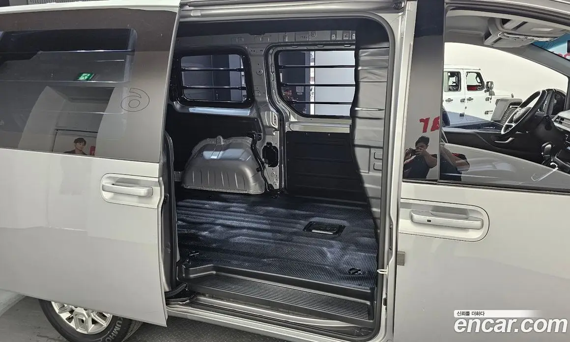Hyundai Staria 2023 3.5 автомат (гидро), фото 12