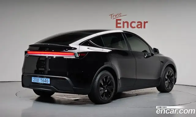Tesla Model Y, 2025, 4 948 км