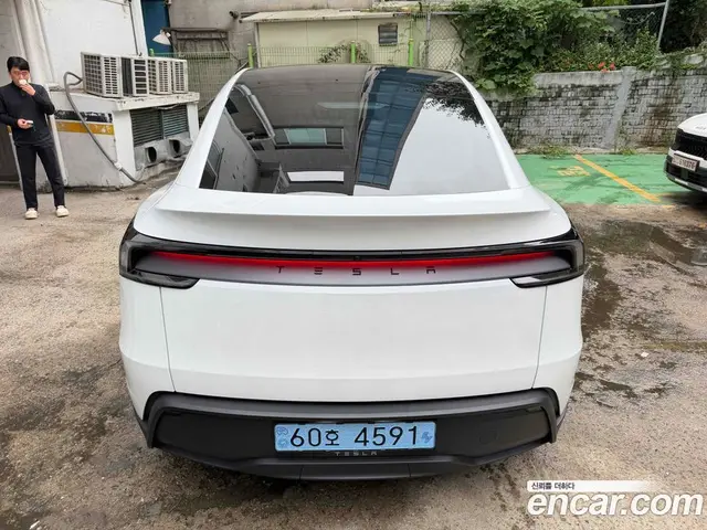 Tesla Model Y 2026 автомат (гидро), миниатюра 5