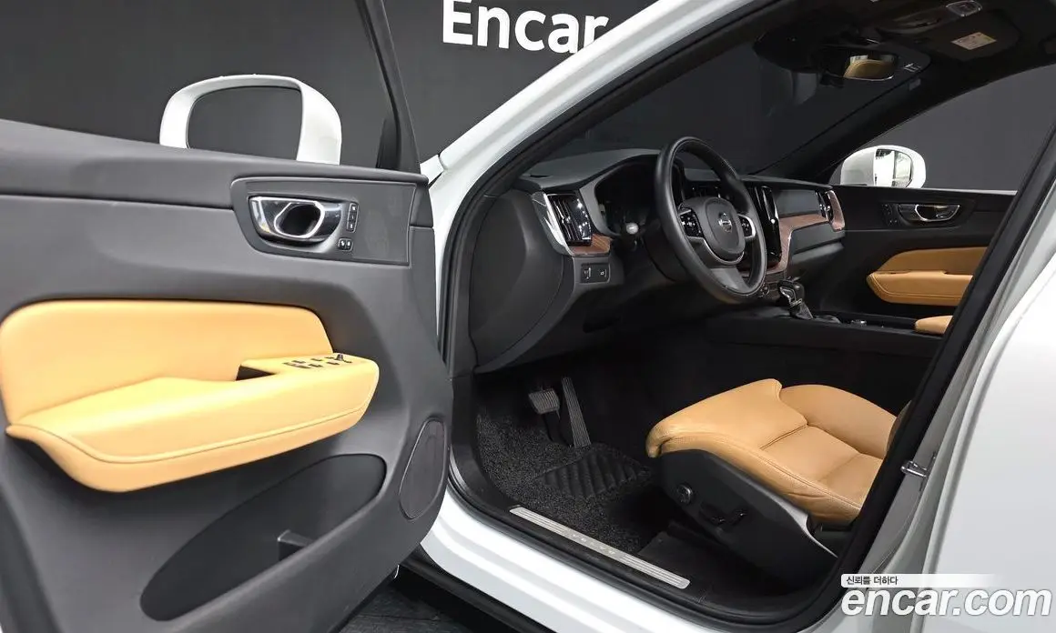 Volvo XC60 2018 2.0 автомат (гидро), фото 13