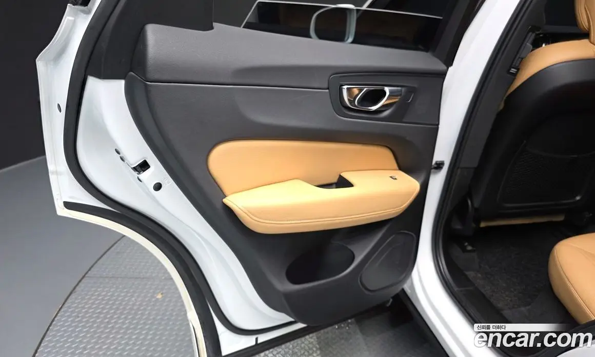 Volvo XC60 2018 2.0 автомат (гидро), фото 15