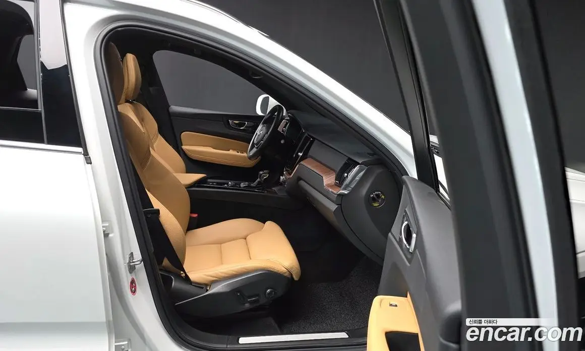 Volvo XC60 2018 2.0 автомат (гидро), фото 17