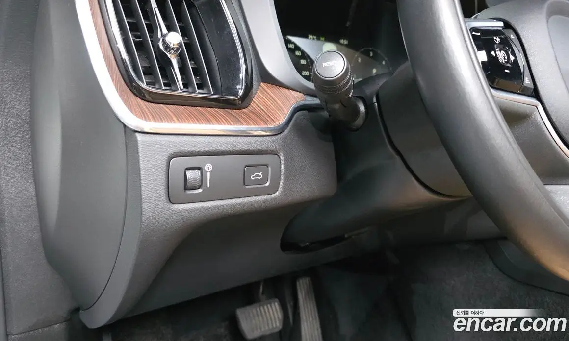 Volvo XC60 2018 2.0 автомат (гидро), фото 28