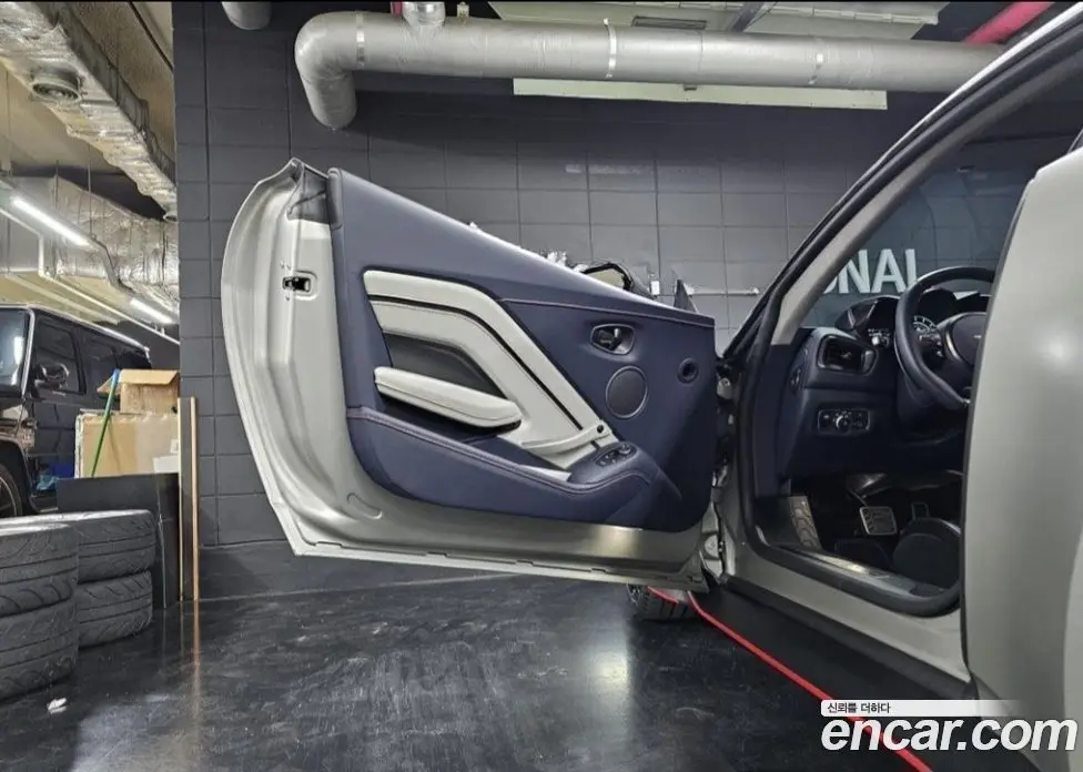 Aston Martin Vantage 2023 5.2 автомат (гидро), фото 6