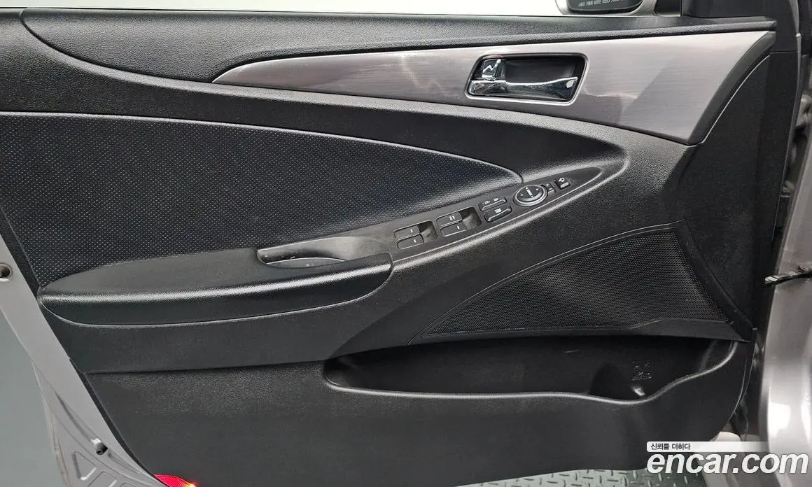 Hyundai Sonata 2011 2.0 автомат (гидро), фото 13